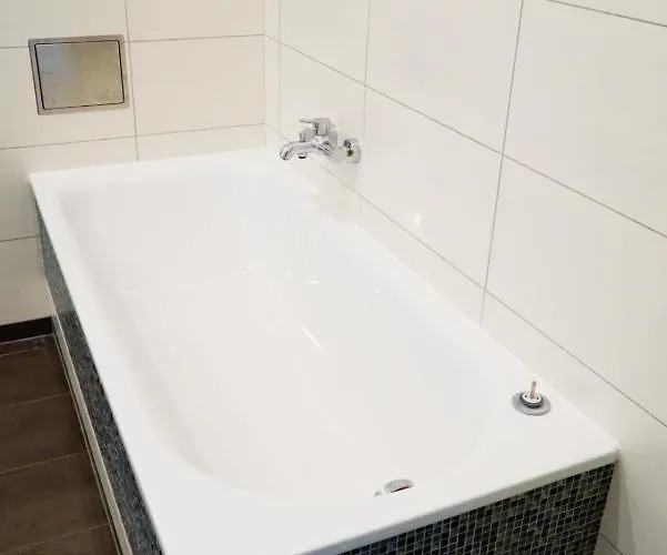 Grosszuegige Altbauwohnung In Bestlage *