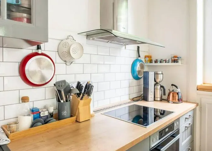 Grosszuegige Altbauwohnung In Bestlage *