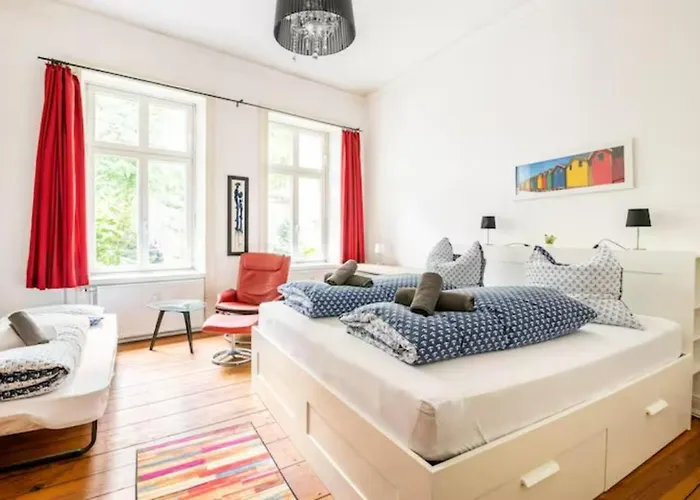 Grosszuegige Altbauwohnung In Bestlage *